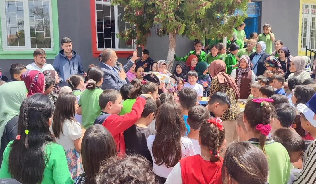 Ovakent Belediye Başkanı Tuncay Erdoğan, Ovakent Atatürk İlkokulu’nda düzenlenen Anneler