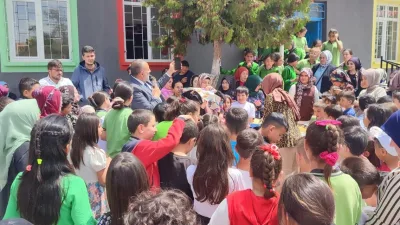 Ovakent Belediye Başkanı Tuncay Erdoğan, Ovakent Atatürk İlkokulu’nda düzenlenen Anneler