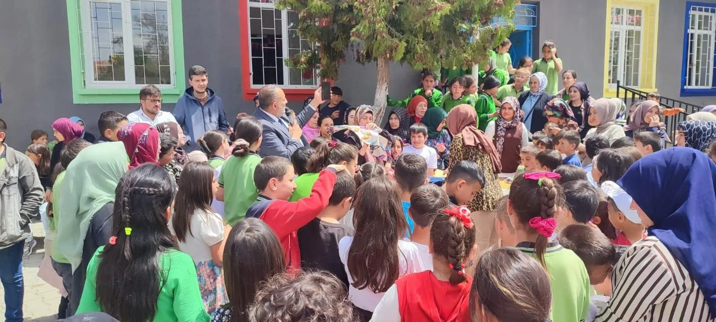 Ovakent Belediye Başkanı Tuncay Erdoğan, Ovakent Atatürk İlkokulu’nda düzenlenen Anneler