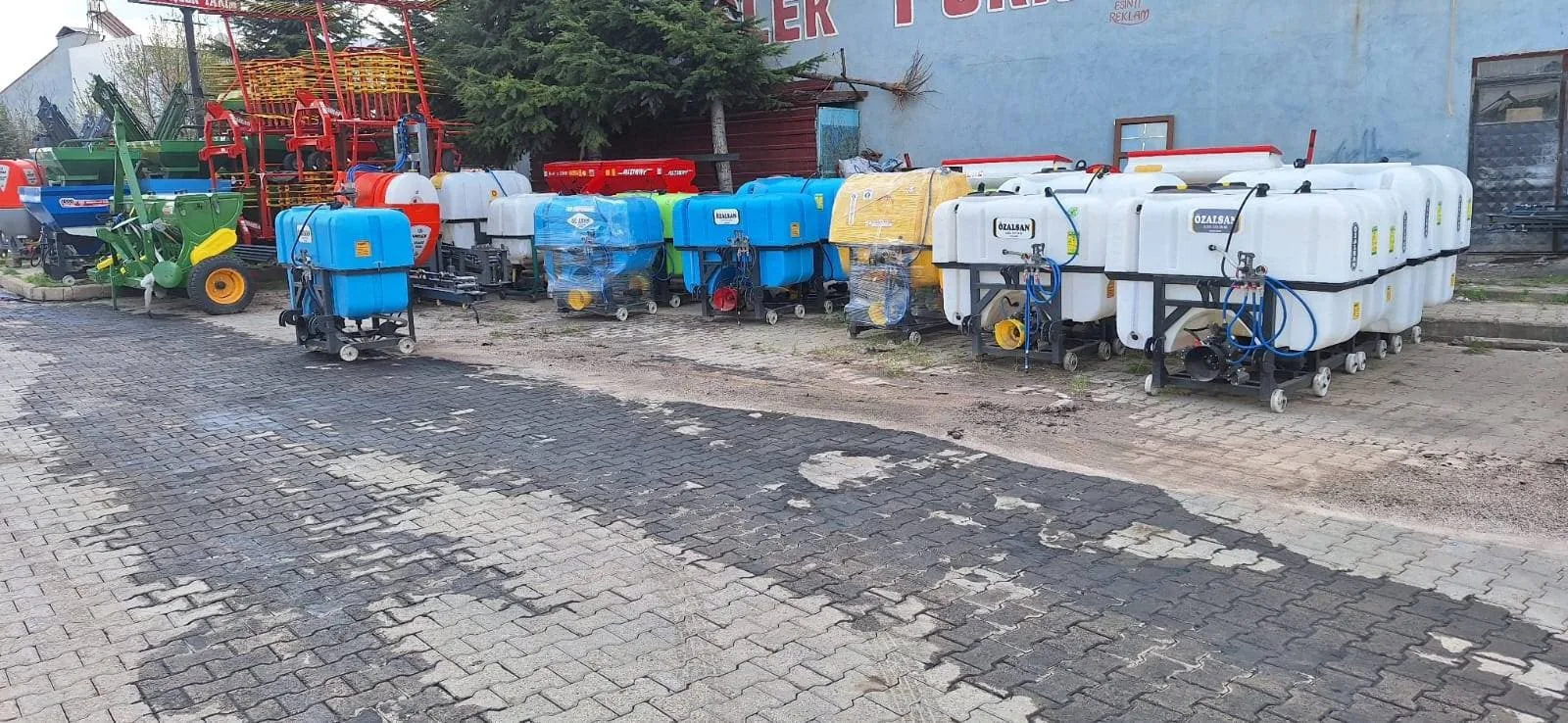 Yozgat’ın Sarıkaya ilçesinde bir firma sahibi, karayoluna kullanılmış motor yağı