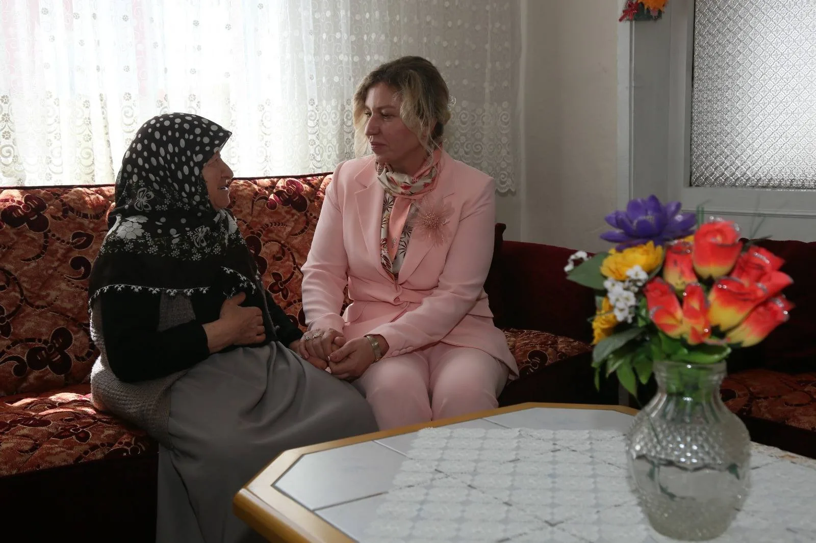 Yozgat Valisi Mehmet Ali Özkan’ın eşi Arzu Özkan, Anneler Günü'nde