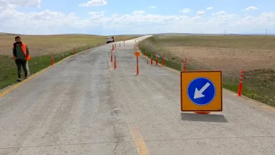 Yamaçlı Kasabası ile Yenifakılı arasındaki yolda meydana gelen çökme nedeniyle,