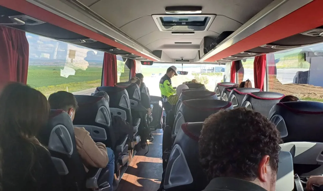 Yolcu taşıyan araçlara yönelik trafik denetimi yapıldı. Emniyet kemeri, hız