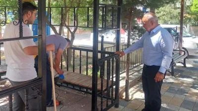 Uzunlu Belediyesi, çarşı merkezinde kaldırım taşlarının boyanması, ahşap yapıların onarımı