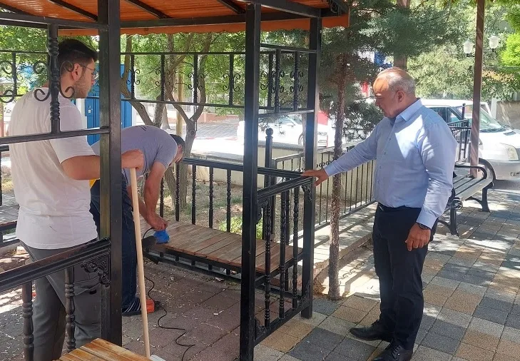 Uzunlu Belediyesi, çarşı merkezinde kaldırım taşlarının boyanması, ahşap yapıların onarımı