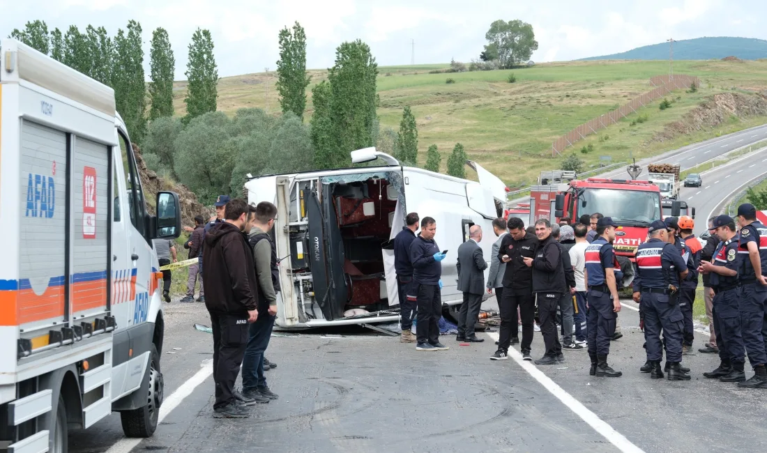 Yozgat’ın Akdağmadeni ilçesinde taziye dönüşü devrilen yolcu otobüsünde 3 kişi
