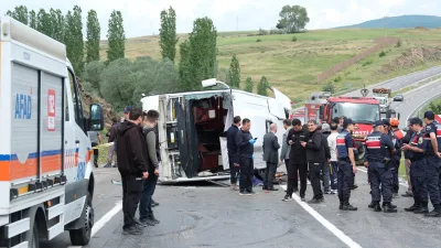 Yozgat’ın Akdağmadeni ilçesinde taziye dönüşü devrilen yolcu otobüsünde 3 kişi