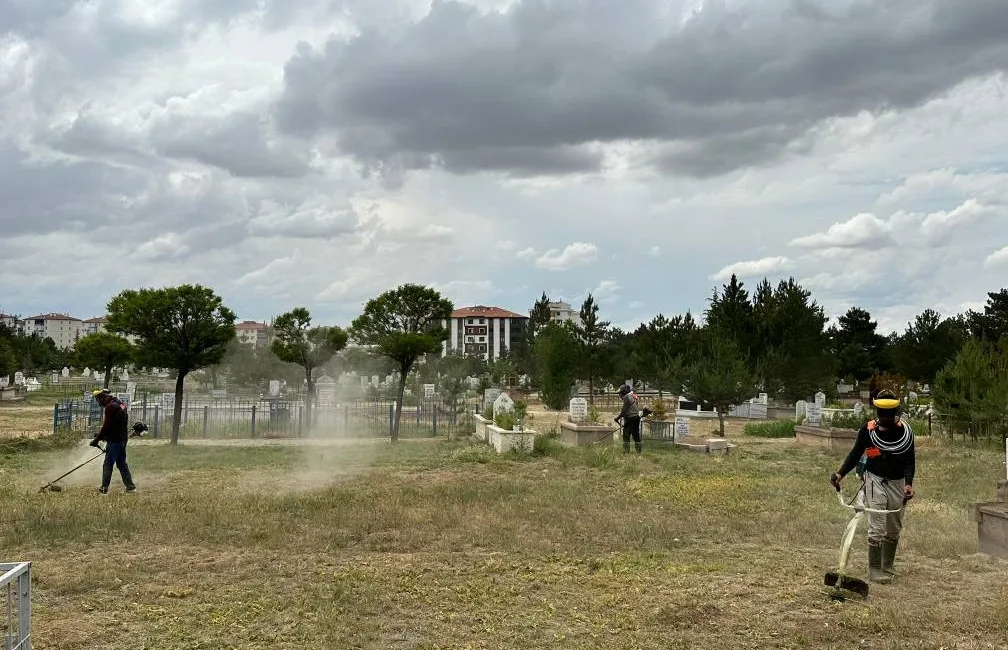 Boğazlıyan Belediyesi, bayram öncesi mezarlıkta temizlik ve düzenleme çalışmalarını titizlikle