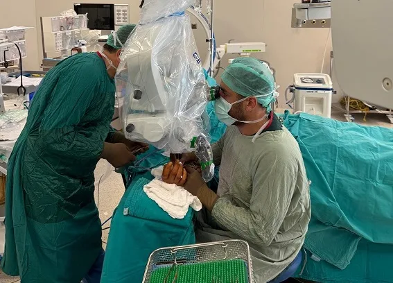 Yozgat Şehir Hastanesi’nde mikrocerrahi yöntemiyle gerçekleştirilen başarılı ameliyatla, eli cam