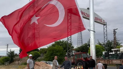 Yenipazar’da dalgalanan büyük Türk bayrağı, beldenin simgesi oldu, vatandaşlar memnun.