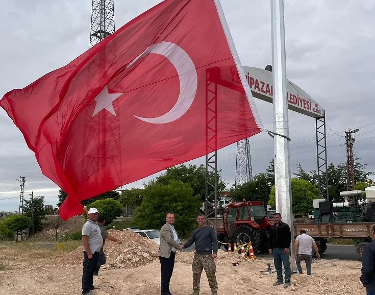 Yenipazar’da dalgalanan büyük Türk bayrağı, beldenin simgesi oldu, vatandaşlar memnun.