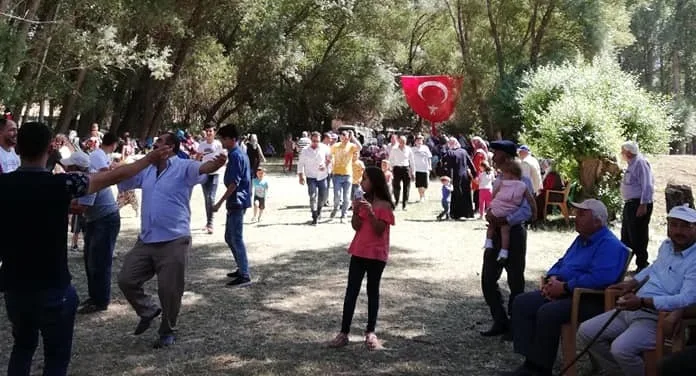 Başhoroz Köyü Muhtarı Mustafa Çakmak, düğünlerde silah atılmasının tehlikelerine karşı