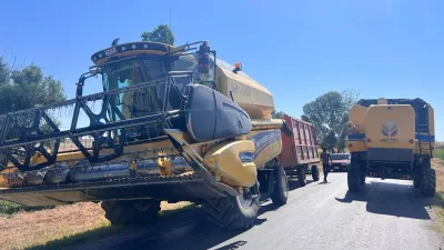 Yozgat’ın Yenifakılı ilçesinde, karayolunda tarım ekipmanı takılı şekilde seyreden biçerdövere