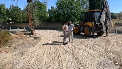 Sırçalı Belediyesi, düğün salonunun giriş yolunu yenileyerek çevre düzenleme çalışmalarını