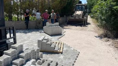 Sırçalı Kasabası’nda kilitli parke taş olmayan ara yollarda yol yapım