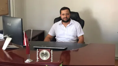 Hadis alanında doktora yapan Demirci, din hizmetlerinde bilgi ve tecrübesiyle