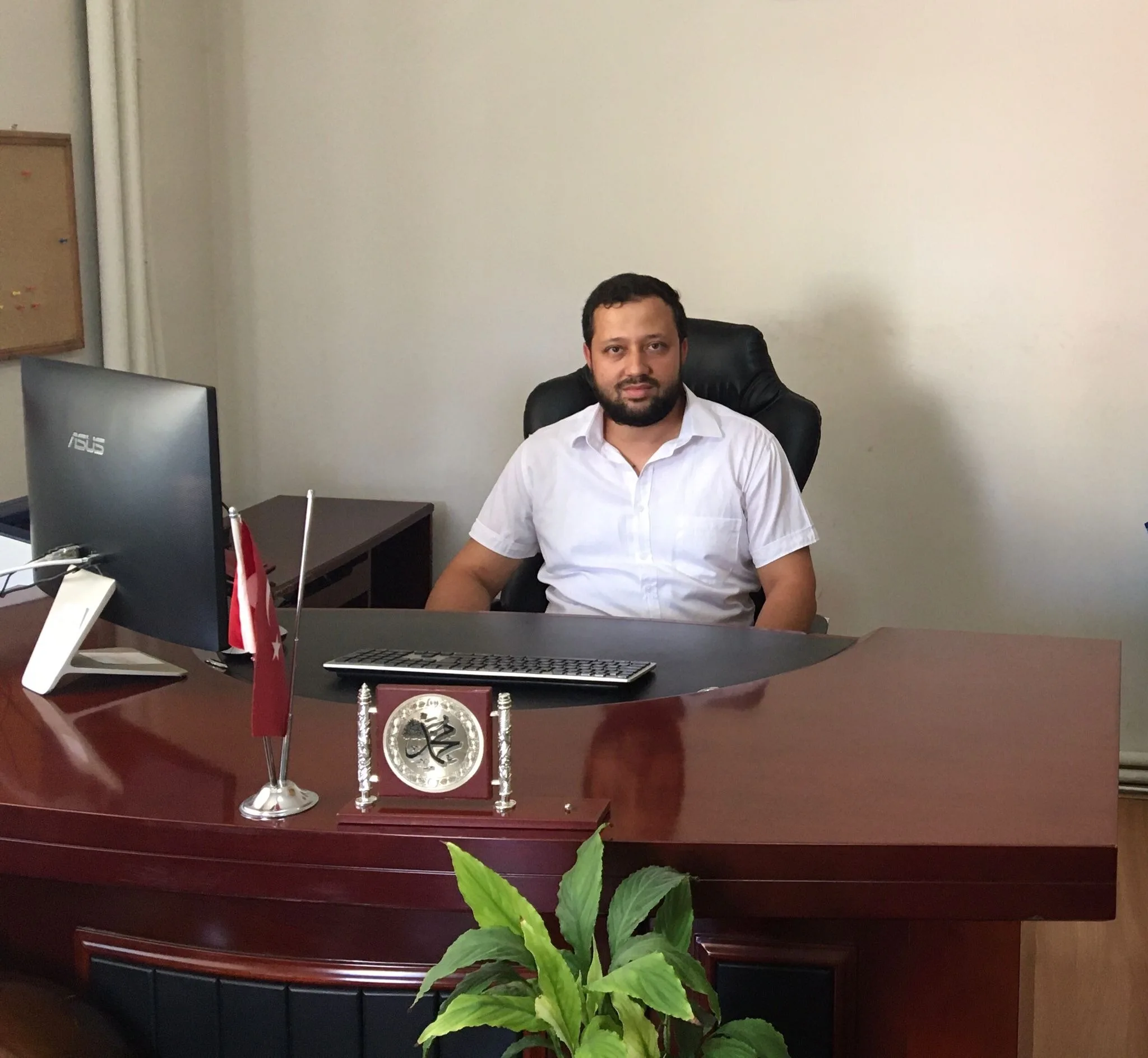 Hadis alanında doktora yapan Demirci, din hizmetlerinde bilgi ve tecrübesiyle