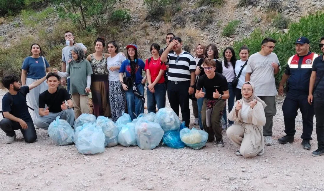 Yozgat’ta Kazankaya Kanyonu’nda düzenlenen çevre etkinliğinde, jandarma ve gençler doğaya