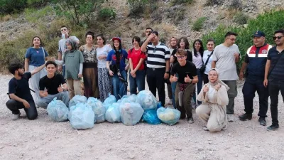 Yozgat’ta Kazankaya Kanyonu’nda düzenlenen çevre etkinliğinde, jandarma ve gençler doğaya