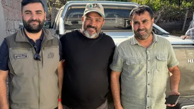 Oğulcuk Köyü Muhtarı Kemal Yalçın, annesiz kalan yavru leylekleri Doğa