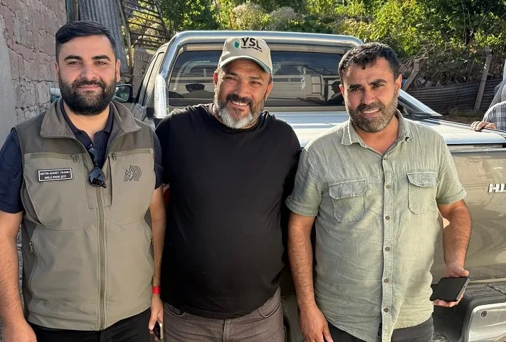 Oğulcuk Köyü Muhtarı Kemal Yalçın, annesiz kalan yavru leylekleri Doğa