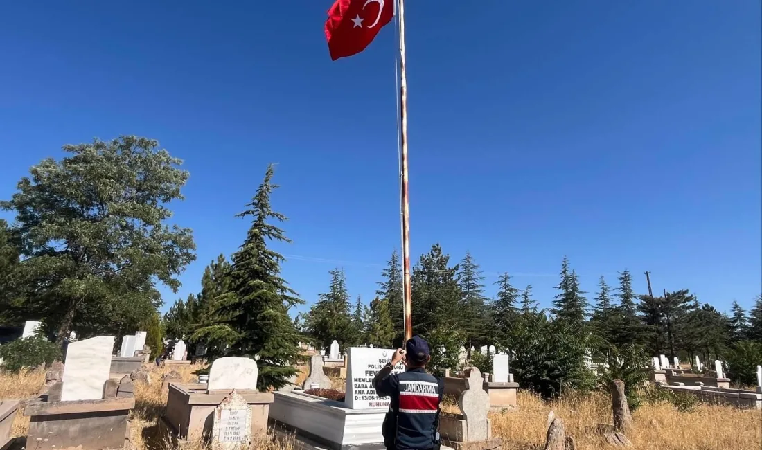 Boğazlıyan İlçe Jandarma Komutanlığı, Devecipınar köyündeki şehit mezarlarında yıpranan bayrakları