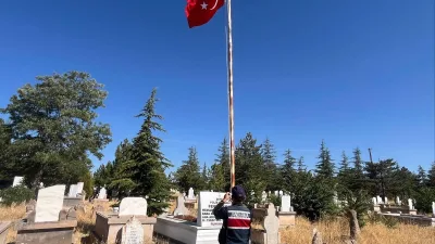 Boğazlıyan İlçe Jandarma Komutanlığı, Devecipınar köyündeki şehit mezarlarında yıpranan bayrakları