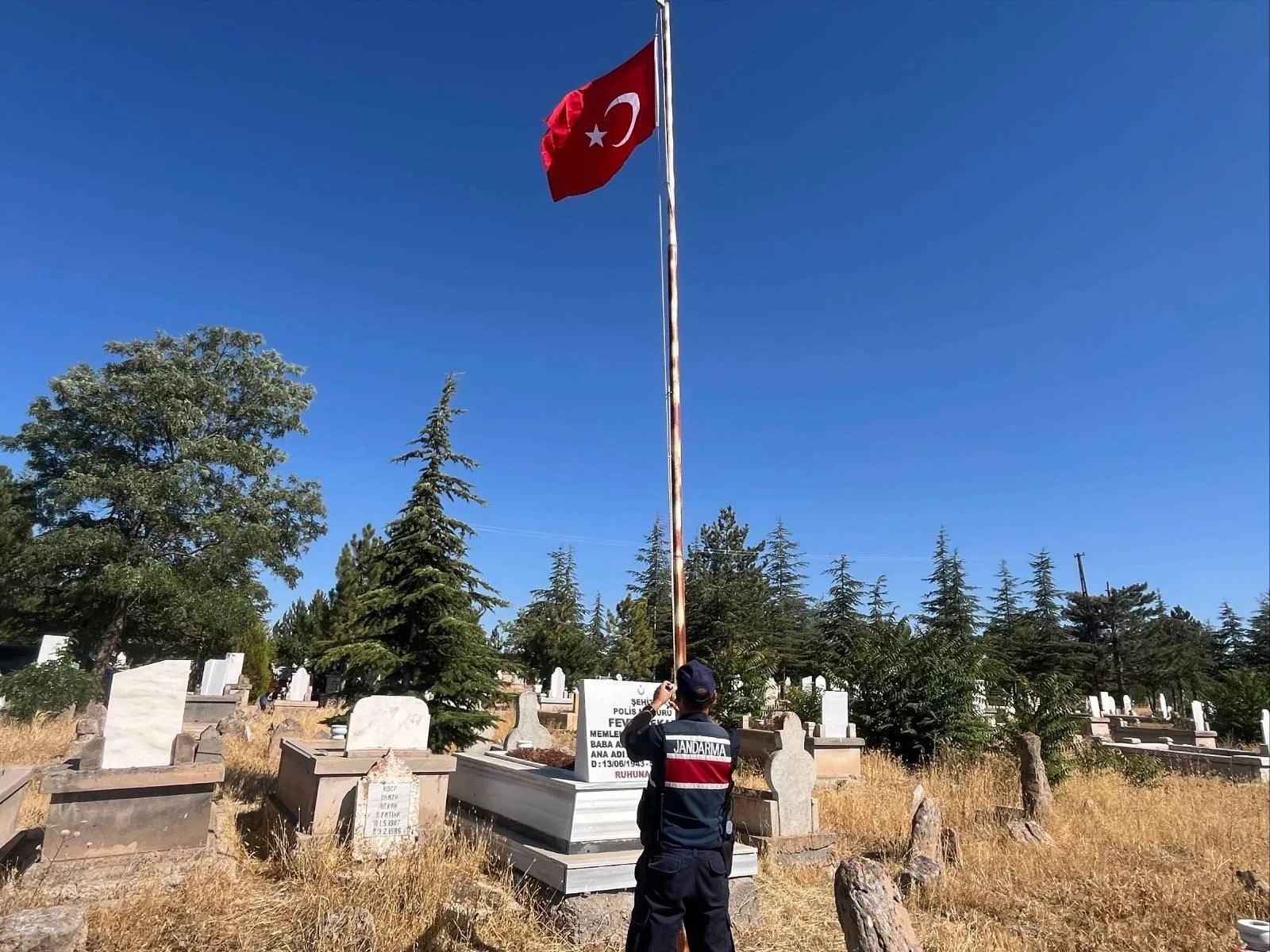 Boğazlıyan İlçe Jandarma Komutanlığı, Devecipınar köyündeki şehit mezarlarında yıpranan bayrakları