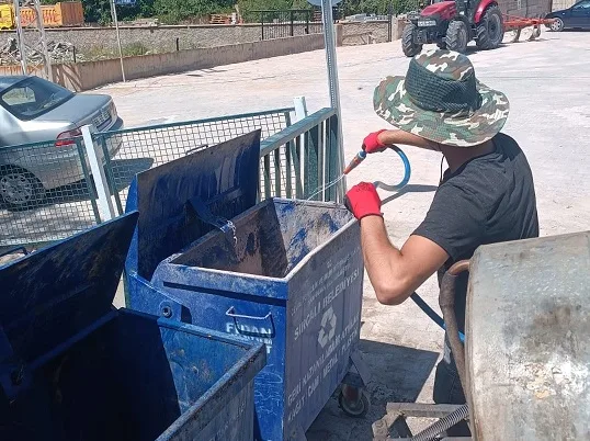 Sırçalı Belediyesi, çöp konteynırlarında sinek ve böceklerin ürememesi için kapsamlı