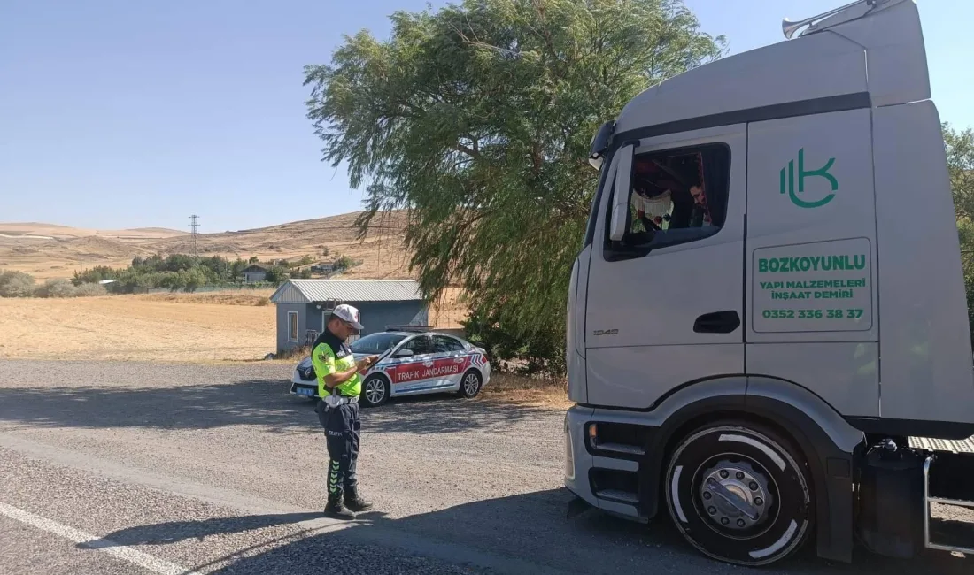 Yozgat’ta Trafik Jandarması ekipleri tarafından yapılan denetimlerde, sürücülere hız, emniyet