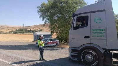 Yozgat’ta Trafik Jandarması ekipleri tarafından yapılan denetimlerde, sürücülere hız, emniyet