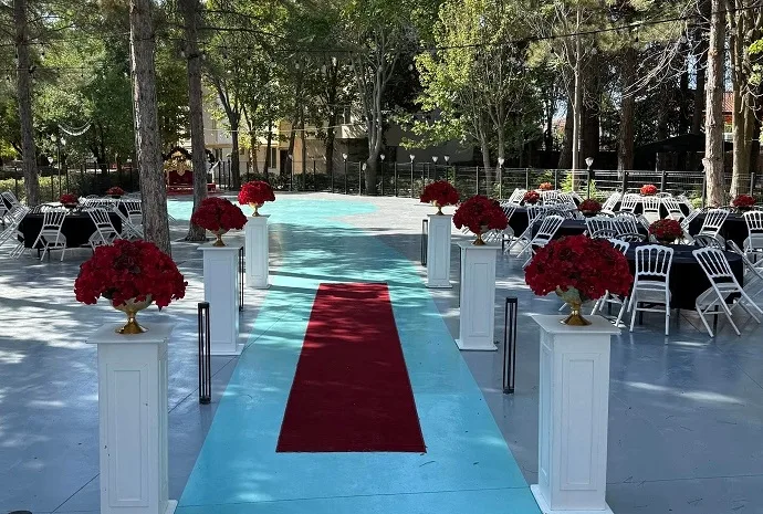 Uzunlu Kasabası’nda park içinde açılan açık hava düğün salonu, özel