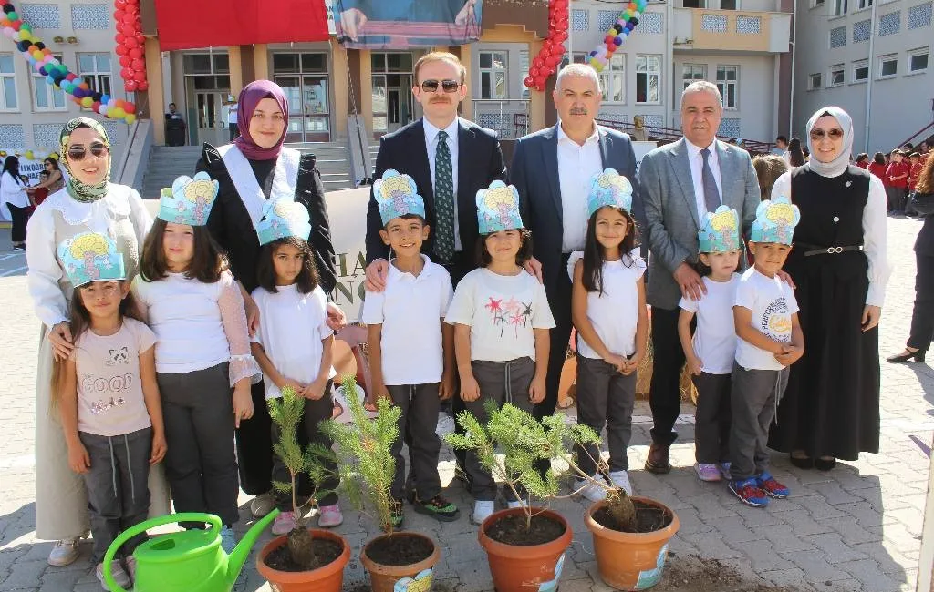 Boğazlıyan’da 2025-2026 eğitim-öğretim yılı, düzenlenen törenle başladı. Programa protokol üyeleri,