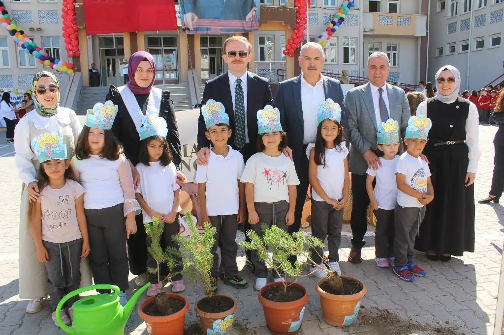 Boğazlıyan’da 2025-2026 eğitim-öğretim yılı, düzenlenen törenle başladı. Programa protokol üyeleri,