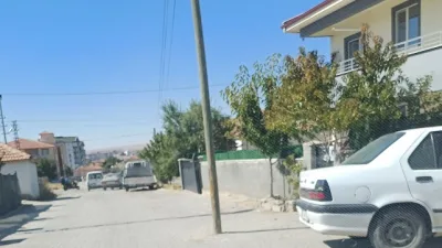 Bağlarbaşı Mahallesi Muhtarı Ecevit Korkmaz, bir yıldır çözüm bekledikleri yol