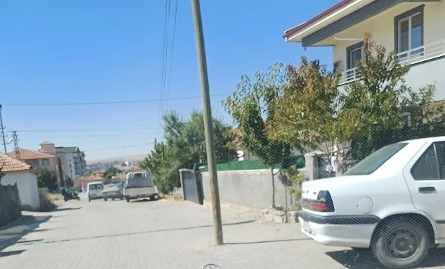 Bağlarbaşı Mahallesi Muhtarı Ecevit Korkmaz, bir yıldır çözüm bekledikleri yol