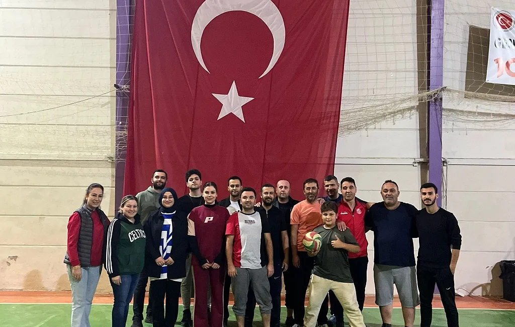 Belediye Voleybol Takımı Şampiyonluk İçin Hazırlanıyor Belediye voleybol takımı, antrenör Mehmet Yerlikaya yönetiminde ilk maçına hazırlanıyor
