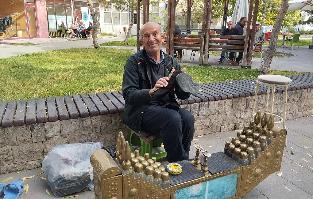 Meydanın Simgesi: Erol Şahin’in Azmi ve Meslek Tutkusu Boğazlıyan Cumhuriyet Meydanı’nda 19 yıldır ayakkabı boyacılığı yapan Erol Şahin,