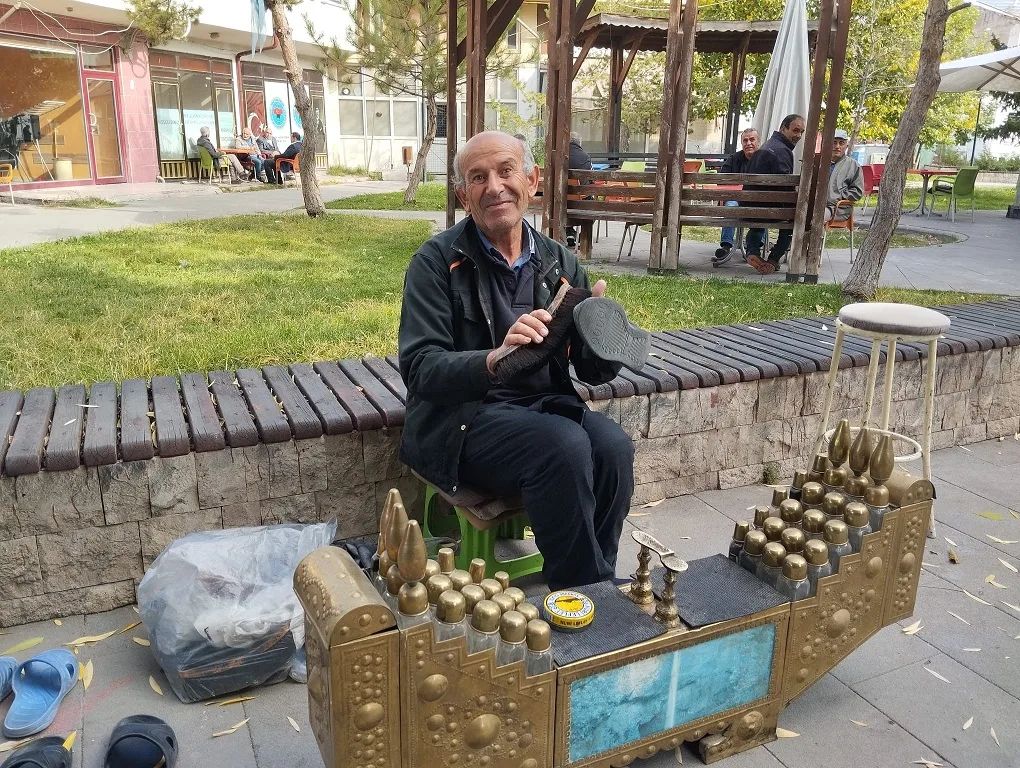 Boğazlıyan Cumhuriyet Meydanı’nda 19 yıldır ayakkabı boyacılığı yapan Erol Şahin,