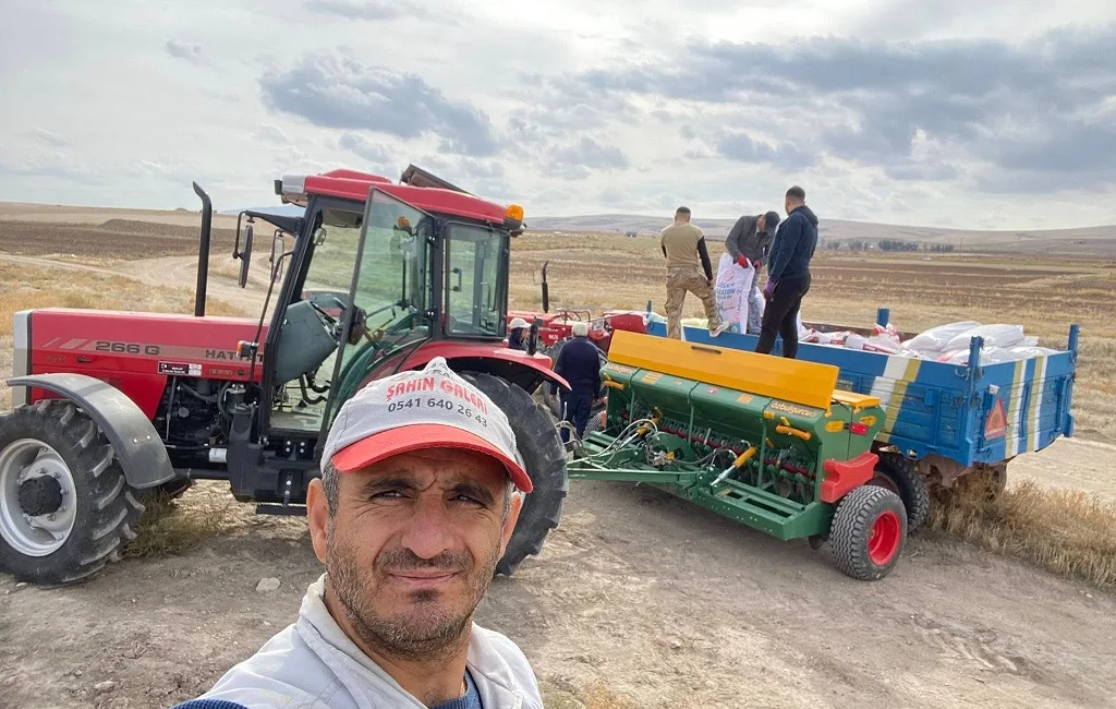 Halis Yaşar’dan Örnek Çalışma Disiplini Halis Yaşar, gündüzleri mesaisini sürdürürken, iş çıkışı galeride araçlarla ilgileniyor,