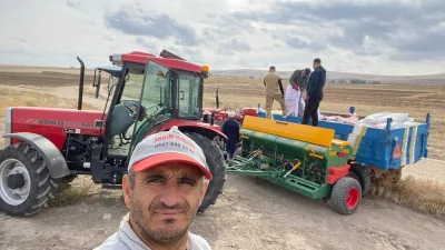 Halis Yaşar, gündüzleri mesaisini sürdürürken, iş çıkışı galeride araçlarla ilgileniyor,