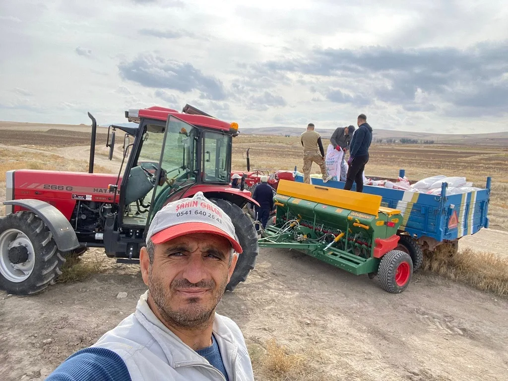 Halis Yaşar, gündüzleri mesaisini sürdürürken, iş çıkışı galeride araçlarla ilgileniyor,