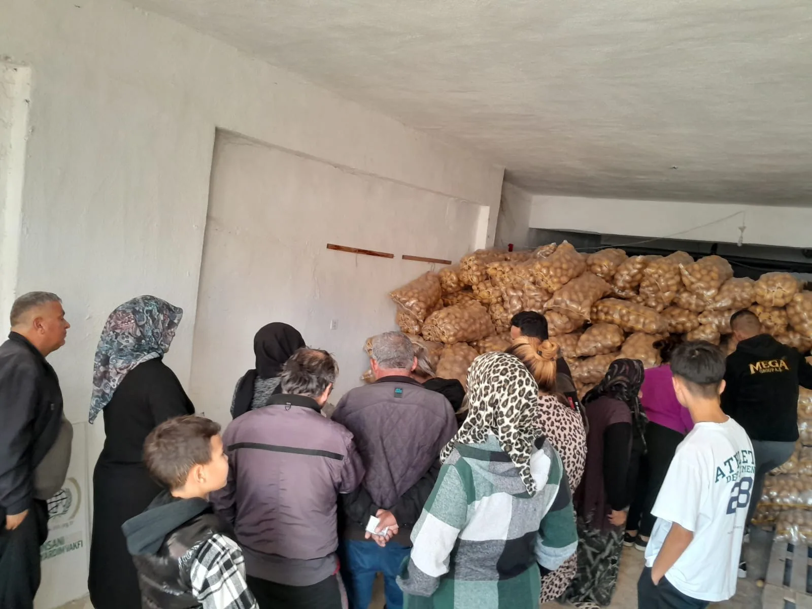 İHH Yozgat Şubesi, hayırseverlerin desteğiyle hazırlanan kışlık gıda paketlerini ihtiyaç