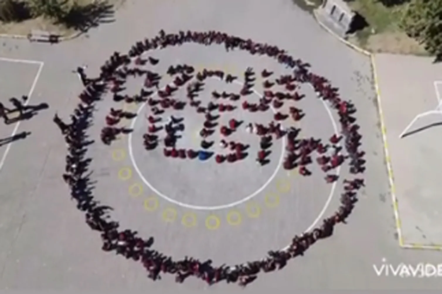 Boğazlıyan İMKB Şükran Ana İlkokulu öğrencileri, el ele vererek oluşturdukları