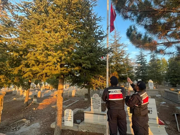 Jandarmadan Şehit ve Gazi Mezarlarına Saygı Ziyareti Boğazlıyan İlçe Jandarma Komutanlığı ekipleri, Devecipınar Köyü’nde gerçekleştirdikleri devriye sırasında