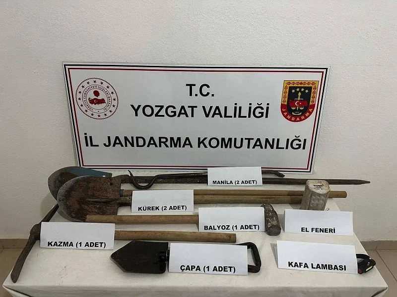 İzinsiz Kazı Yapan Baba-Oğul Yakalandı Kadışehri İlçe Jandarma Komutanlığı ekipleri, izinsiz define arayan baba-oğulu suçüstü