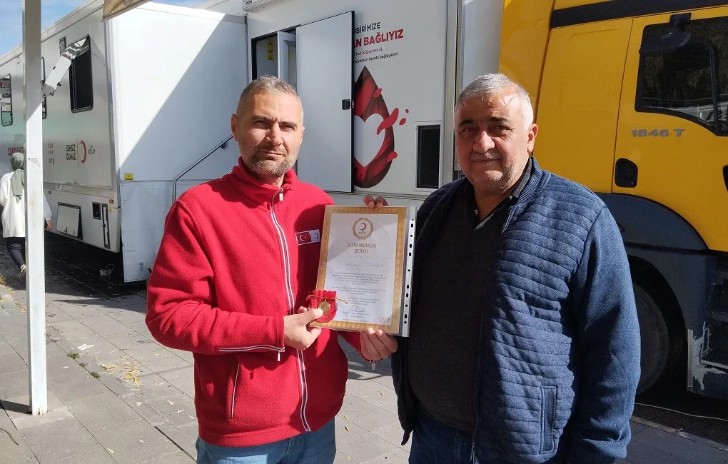 Kızılay’dan “Kan Dostu” Tarıkcı’ya Anlamlı Ödül Boğazlıyan’da yaşayan Hüseyin Tarıkcı, 35. kez kan bağışında bulunarak Kızılay