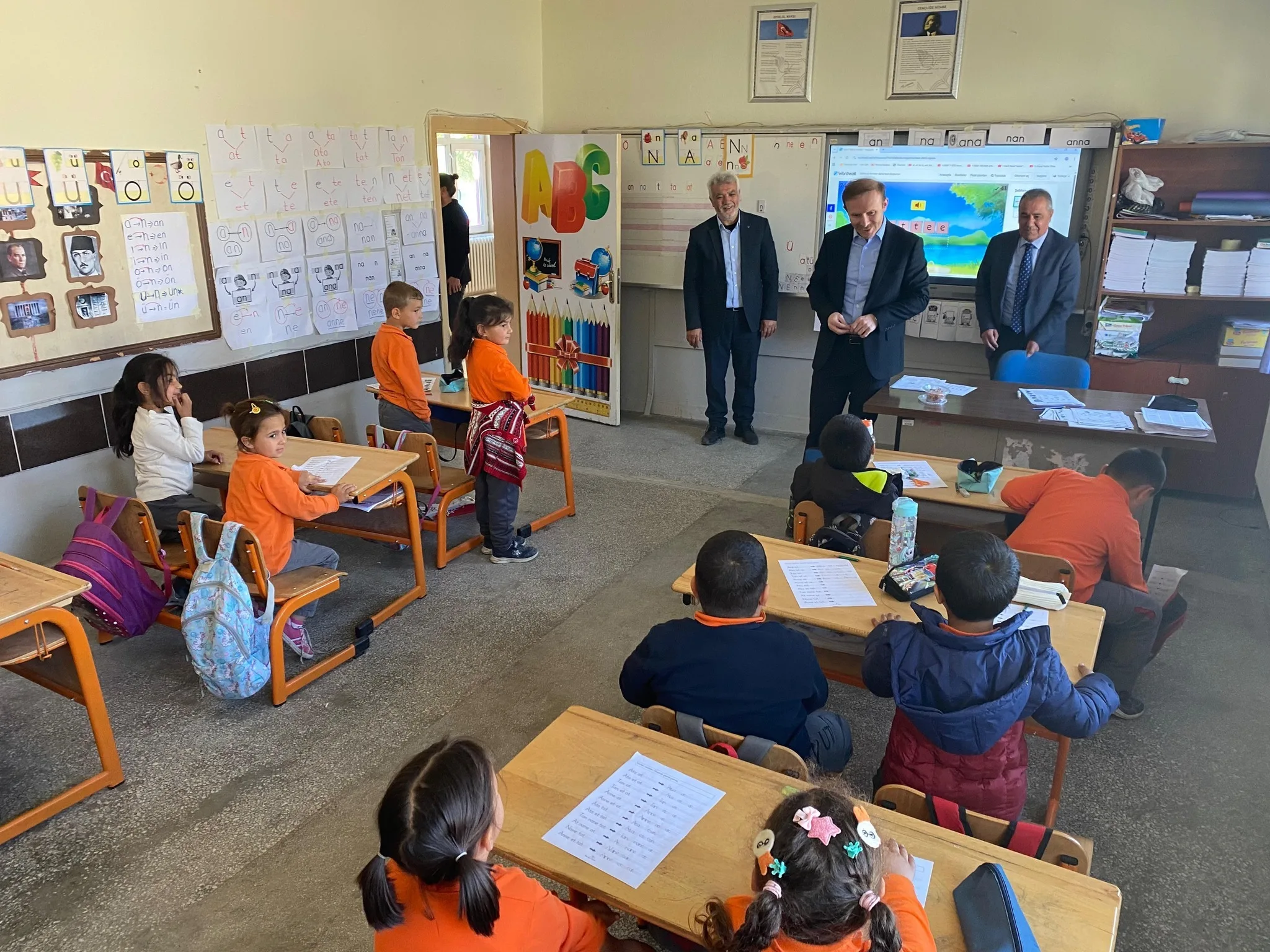 Boğazlıyan Kaymakamı Aydın Yanık, ilçe genelindeki okul ziyaretlerine devam ederek