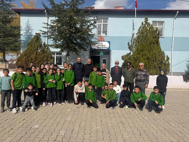 Ovakent’te Okullar Gazze İçin El Ele Verdi Ovakent Belediye Başkanı Tuncay Erdoğan, Gazze’ye destek kermesine katılarak emeği