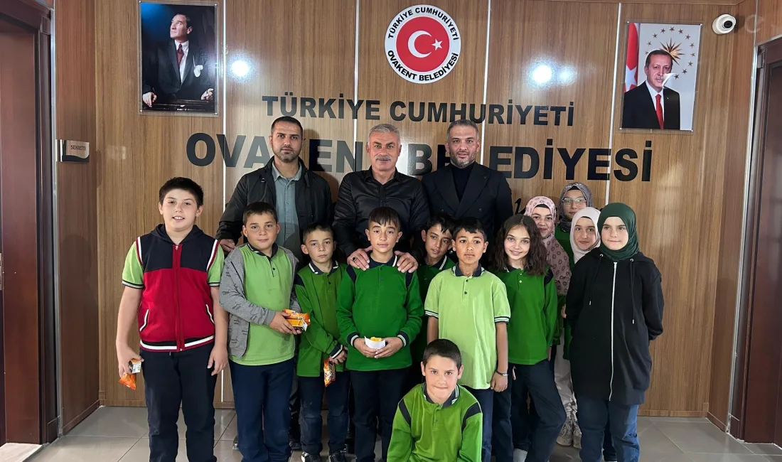 Ovakent Belediye Başkanı Tuncay Erdoğan, İmam Hatip Ortaokulu öğrencilerini ağırlayarak